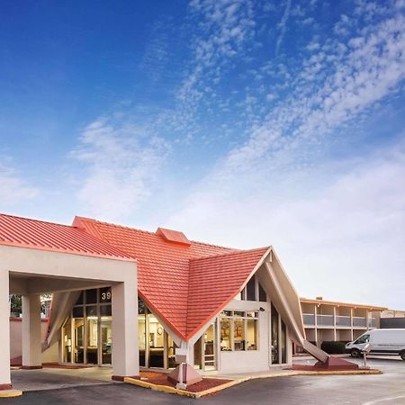Rodeway Inn & Suites Рокфорд Екстер'єр фото