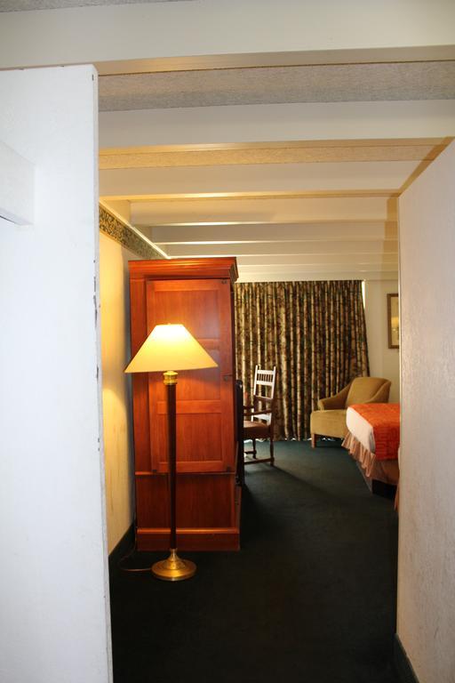 Rodeway Inn & Suites Рокфорд Екстер'єр фото