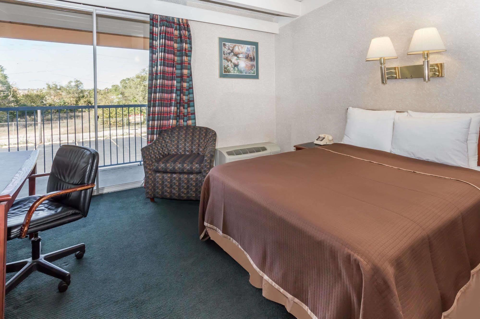 Rodeway Inn & Suites Рокфорд Екстер'єр фото